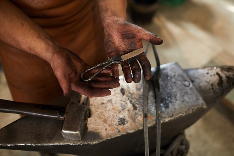Holding handmade knife with textured handle Photo chantier